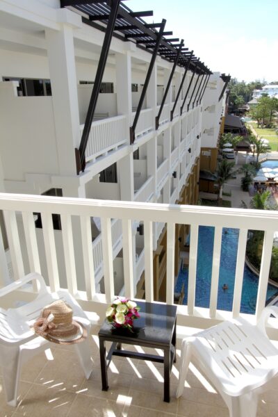 Balkon med hvidt gelænder på Kata Sea Breeze Resort i Phuket