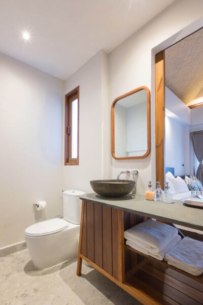 Moderne Montra badeværelse med håndvask, toilet og spejl. Indretning og design for minimalistisk stil badeværelse. Nyt, hvidt Montra
