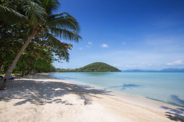 Mira Montra strandbeliggenhed Koh Mak, palmer og rent blåt hav, fredelig ø-ferie i Thailand.