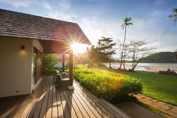 Trædæk med havudsigt på Montra Koh Mak resort