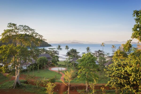 Mira Montra resort Koh Mak, omgivet af frodige træer og med udsigt til havet.