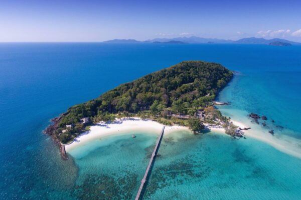 Luft Koh Mak-øen i Thailand, der viser ejendommene ved stranden, det klare blå vand og frodige grønne områder.