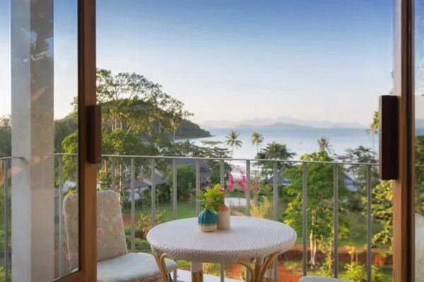 Koh Mak Mira Montra balkon udsigt med bord og stole med udsigt over havet