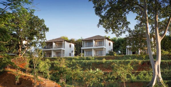 Mira Montra Koh Mak resort i Thailand med swimmingpool, bungalows og tropiske palmer