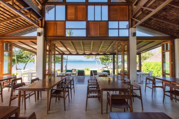 Seaside Restaurant Mira Montra på Koh Mak, med træborde og udsigt til havet