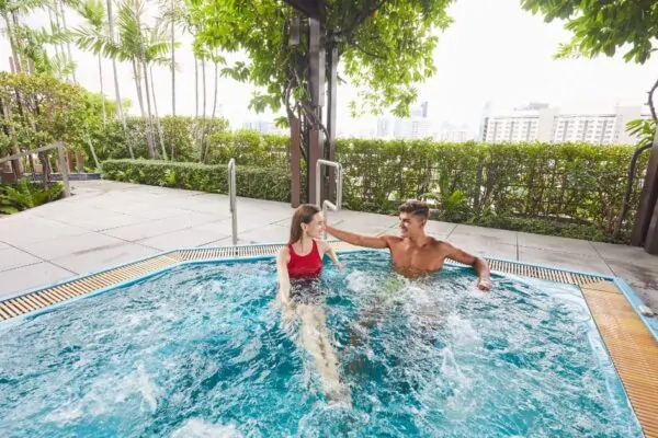Par i jacuzzi på toppen af Pathumwan Princess Hotel