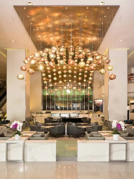 Pathumwan Princess Hotel storslåede lobby med hængende lysekroner