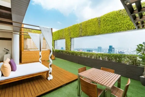 Træterrasse med seng og byudsigt tæt på Princess Hotel i Pathumwan