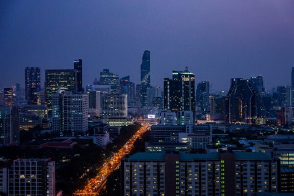 Bangkoks skyline i skumringen, silhuet af Princess Hotel og Pathumwan-kvarteret.