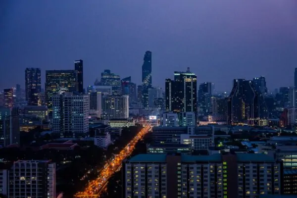 Bangkoks skyline i skumringen, silhuet af Princess Hotel og Pathumwan-kvarteret.