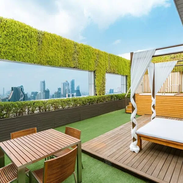 Tagoplevelse på Pathumwan Princess Hotel med træterrasse og udsigt over byen