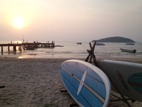 Surfboards på Seavana Beach Resort i Koh Mak - strandafslapning og vandsportsaktiviteter i Thailand. Perfekt ferie på sandstrandresort med