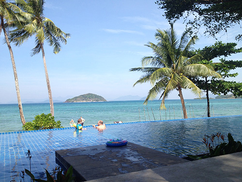 Blå swimmingpool ved Seavana Beach Resort på Koh Mak-stranden