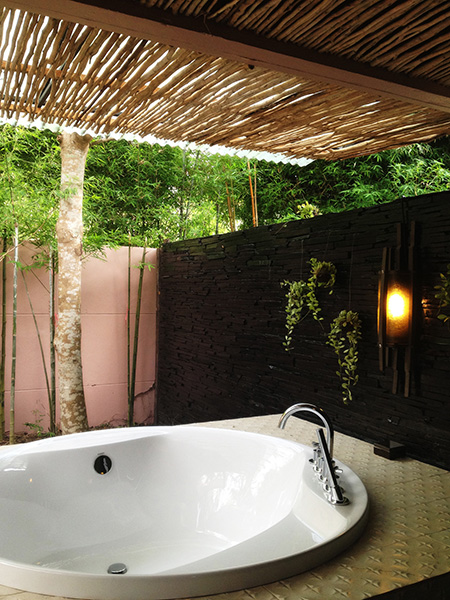  hvid jacuzzi badekar i Seavana Beach Resort badeværelse på Koh Mak med bambus tag