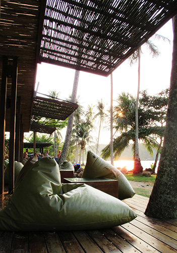 Grønne sækkestole på Seavana Beach Resort, Koh Mak: Afslapningsområde på trædæk
