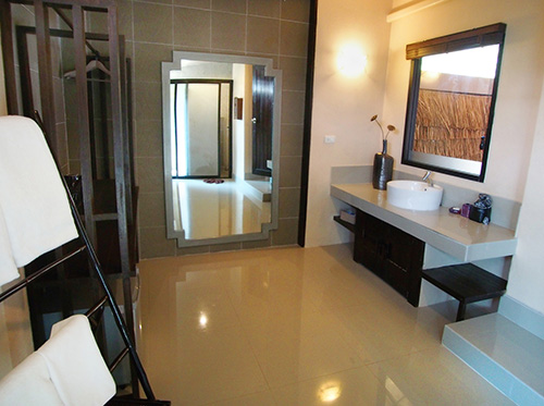 Billed af badeværelse på Koh Mak Beach Resort med vask og spejl