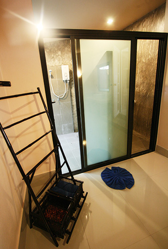 Koh Mak Beach Resort badeværelse med bruser og håndklædeholder