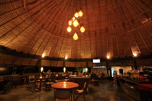 Afslappet strandresort med en smuk restaurant i træloft i Koh Mak, Seavana