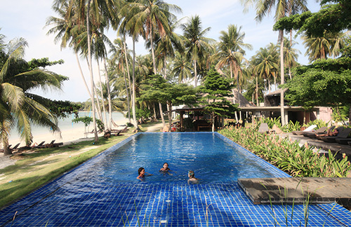 Blå swimmingpool på Koh Mak Beach Resort