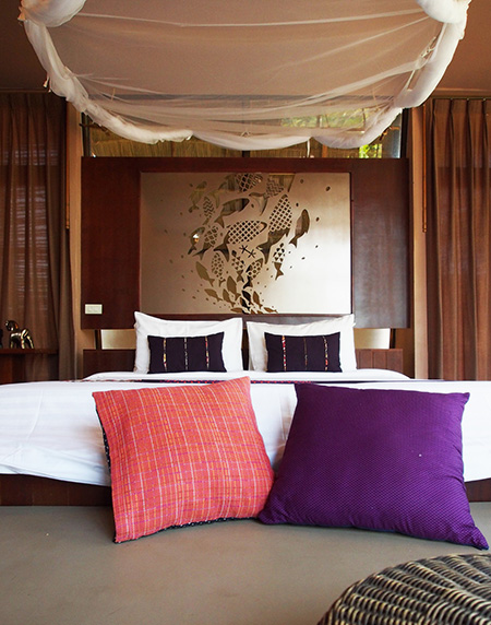 Komfortabel seng med himmelseng i rum på Seavana, Koh Mak Beach Resort