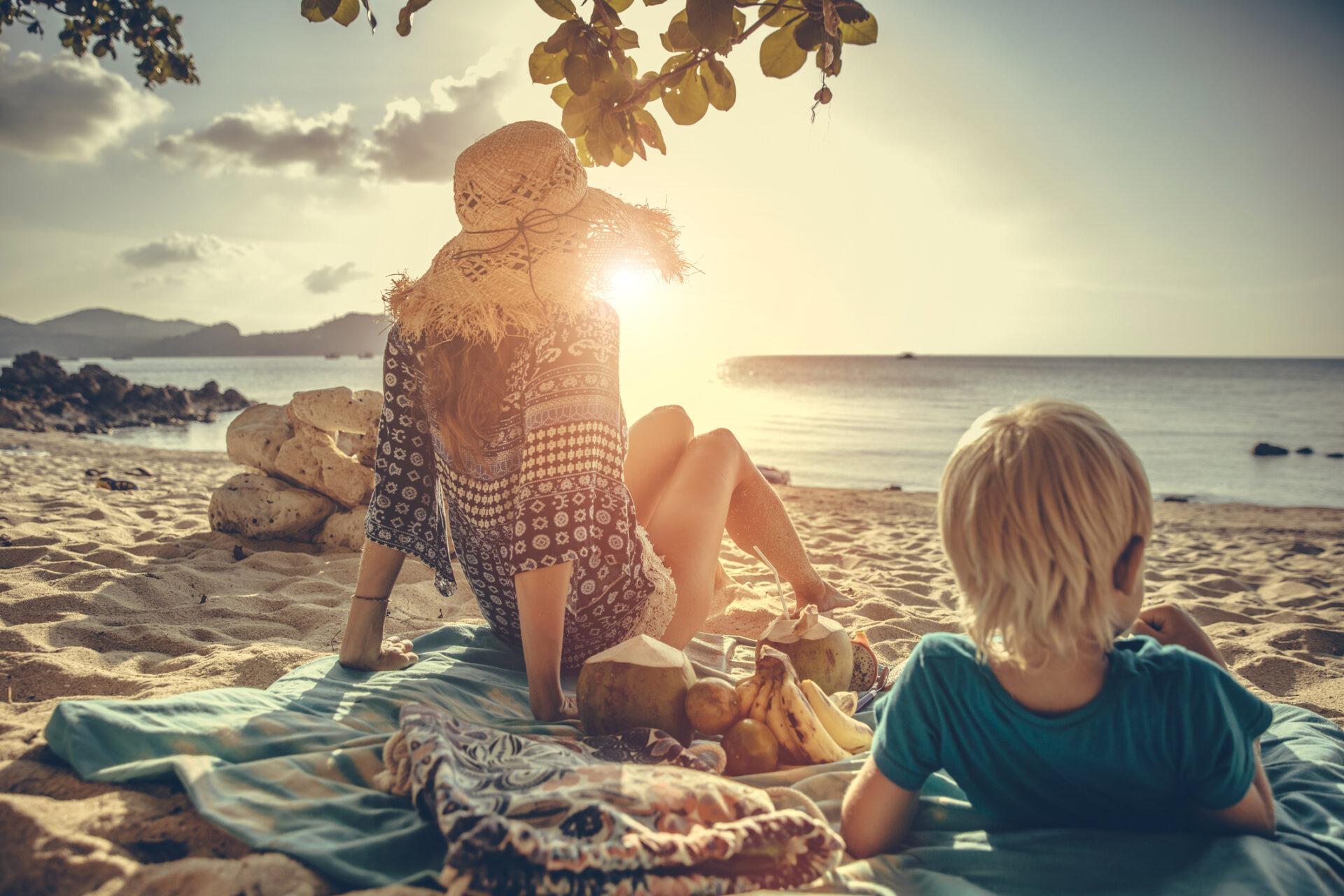 Familie på strand i Thailand
