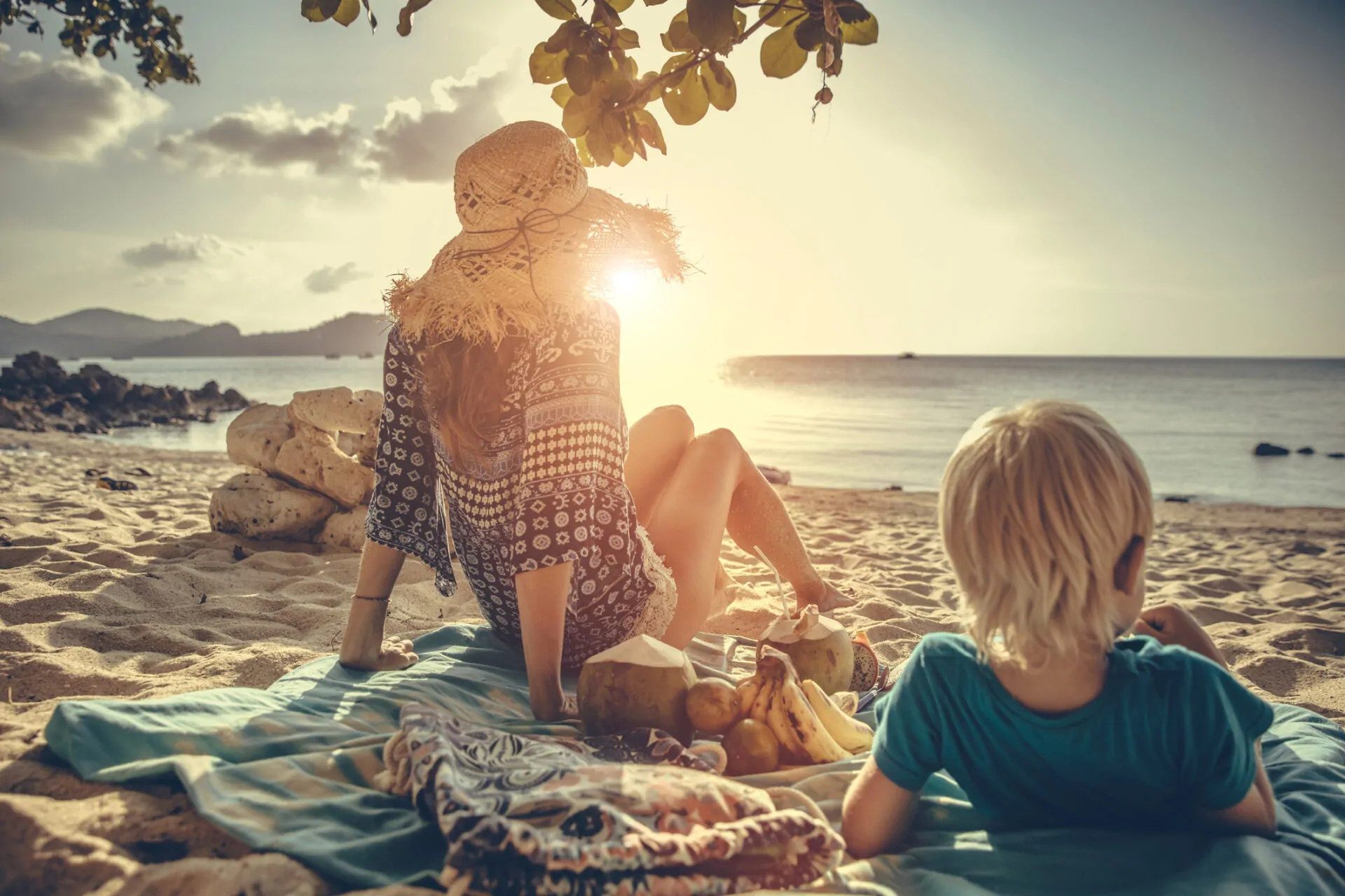 Familie på strand i Thailand