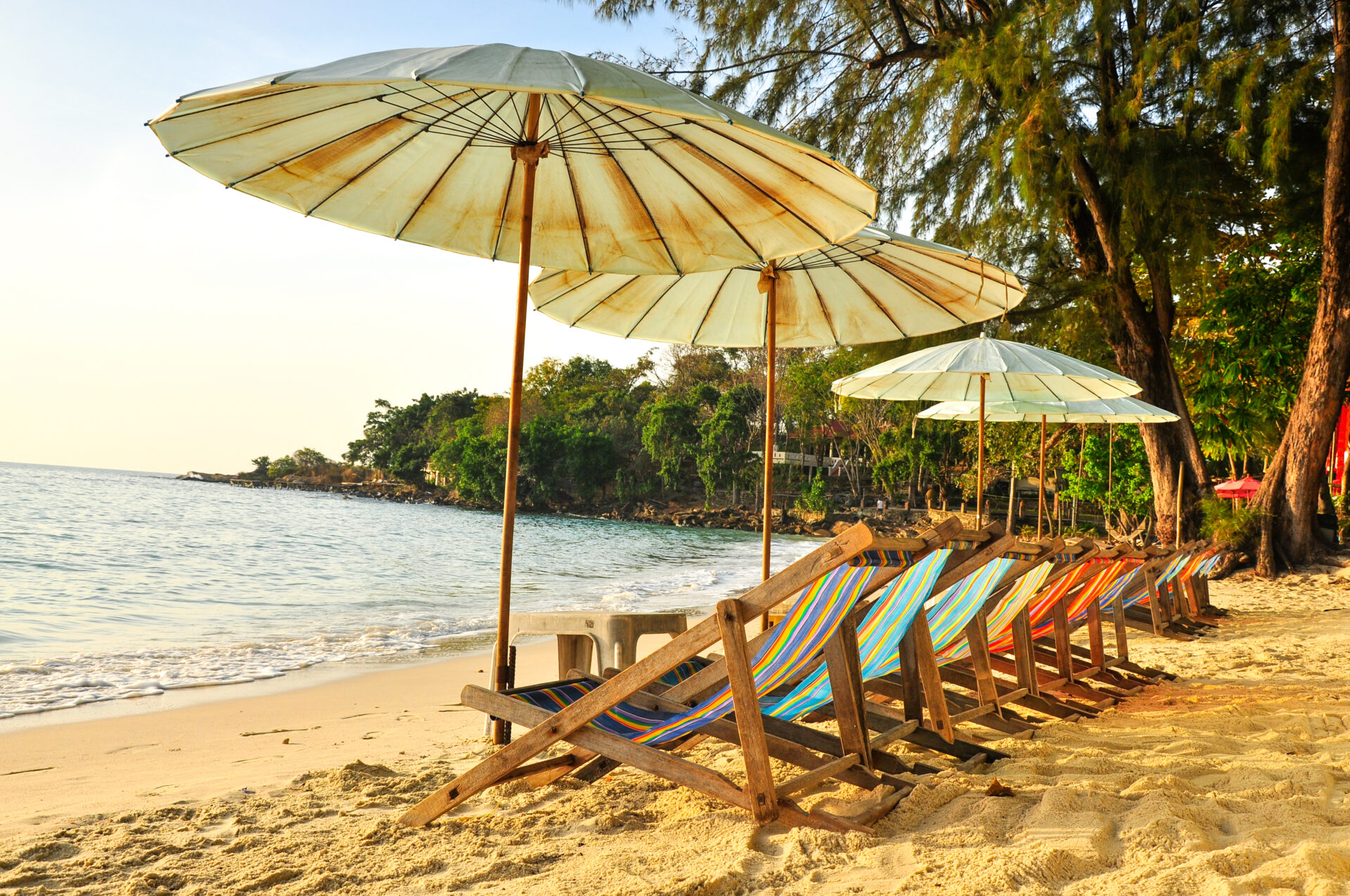 Afslappende strandliv på Koh Samet