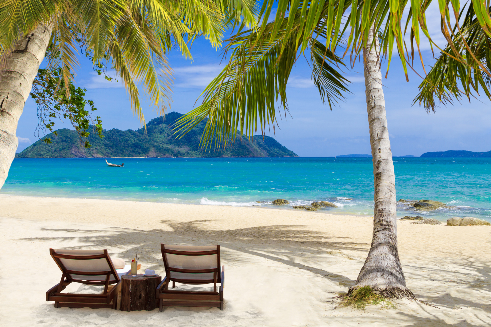 Liggestole på Laem Ka Beach. Perfekt til en afslappende ferie på Phuket.